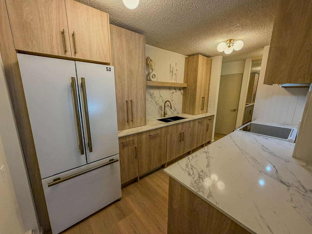 2106 4001B 49 St NW
