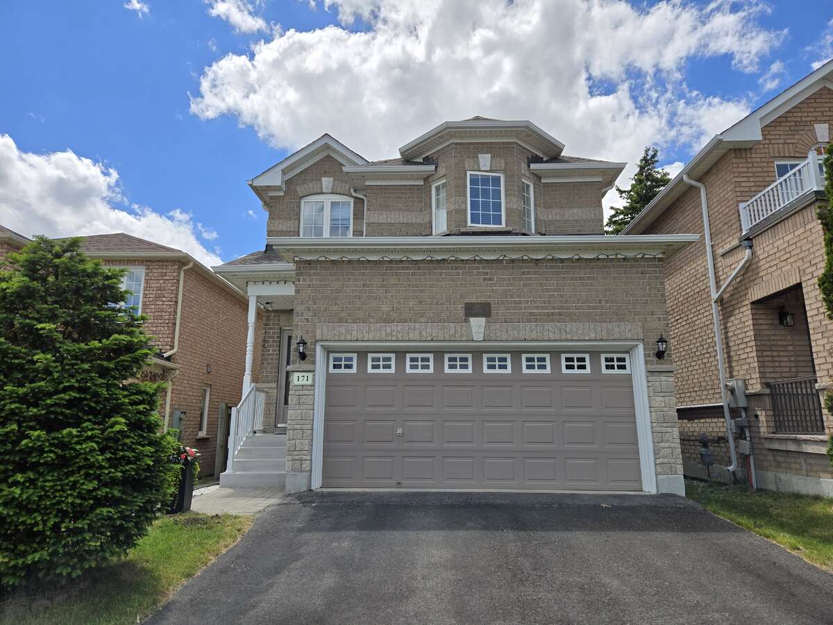 Detached House with 2-car Garage in Maple