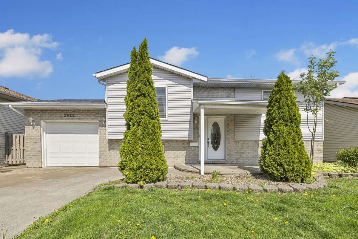 Beautiful raised ranch, excellent location!