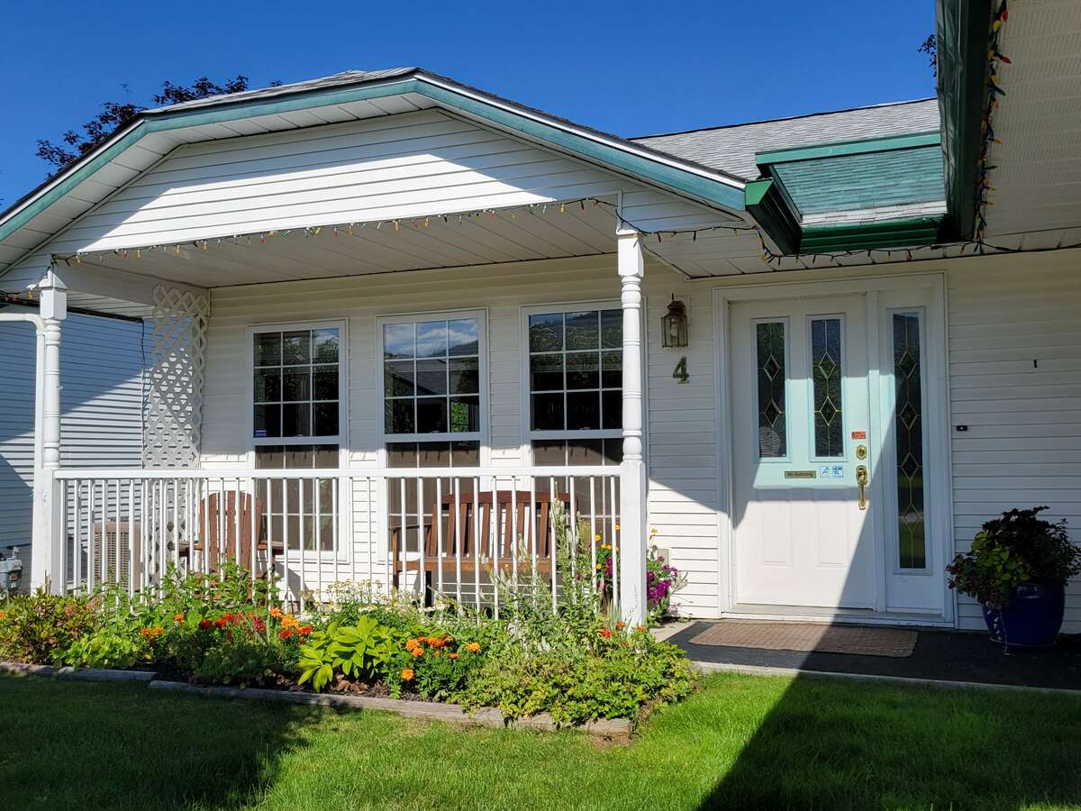 Bright and cheerful 55+ Home for Sale